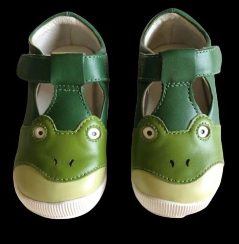 Frog Shoes, Frog Outfit, Frog Face, Frog Stuff, Frog House, Funny Frogs, Girl Thinking, Frog And Toad, Fashion Design Sketches