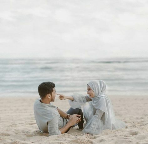 Wedding Pictures Beach, Pre Wedding Photoshoot Beach, Engagement Pictures Beach, Couples Beach Photography, Prewedding Outdoor, Pre Wedding Photoshoot Outfit, Foto Wedding, Pre Wedding Shoot Ideas, Pre Wedding Photoshoot Outdoor