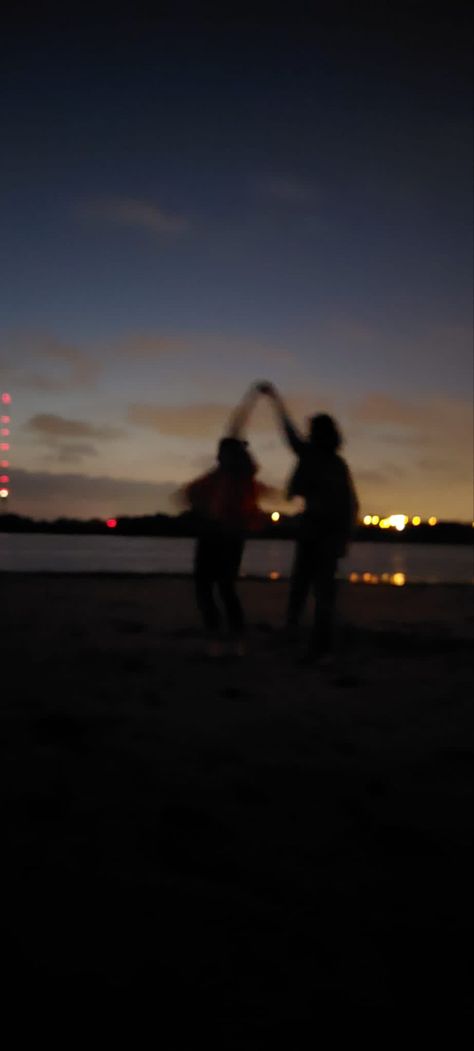 Silhouet of two people dancing on a beach. The sun is setting. Friends Aesthetic Profile Picture, Outdoor Night Aesthetic, Aesthetic Dancing Wallpaper, Dancing On The Beach At Night, Dancing Blurry Aesthetic, Happy Blurry Aesthetic, Dancing In The Night Aesthetic, Cute Couple Pics Blurry, Aesthetic Night Pics With Friends