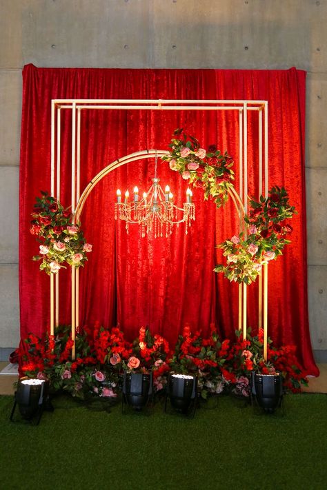 Stage Decoration Photos, Booth Decoration, Leaf Decor Wedding, Indian Wedding Decorations Receptions, Engagement Stage Decoration, Reception Stage Decor, Photo Booth Design, Simple Stage Decorations, Night Wedding Decor