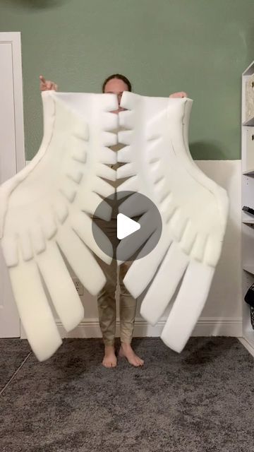 Ricochet Crafts on Instagram: "The bird arm wing pattern is now available, and it’s kitten approved! 😻 Link in bio!

___________
#cosplay #fursuit #costume #cosplayer #tutorial #pattern #bird #avian #wing #wings #etsyshop #etsyseller" Cosplay Wings Tutorial, Bird Costume Diy, Bird Fursuit, Cosplay Fursuit, How To Make Wings, Fursuit Tutorial, Wing Pattern, Cosplay Wings, Bird Wings