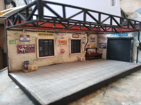 Model Car Garage Diorama, Miniature Garage Diy, Car Diorama Ideas, Hotwheels Diorama Diy, Diorama Garage 1/64, Hot Wheels Garage Diy, Hot Wheels Diorama, Hot Wheels Diy, Diy Diorama