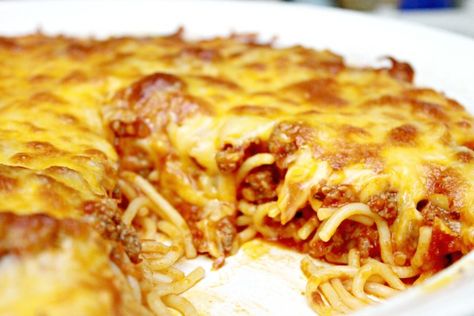 Easy Baked Spaghetti Pie - a simple meal that can be made with 4 ingredients. It's sure to become a family favorite! Ultimate Spaghetti Bake, Favorite Baked Spaghetti Taste Of Home, Spaghetti Pie Real Simple, 12 Tomatoes Cheesy Chicken Spaghetti Bake, Cheesy Chicken Spaghetti Bake By 12 Tomatoes, Baked Spaghetti Pie, Spaghetti Pie Recipe, Dinner List, Spaghetti Pie Recipes