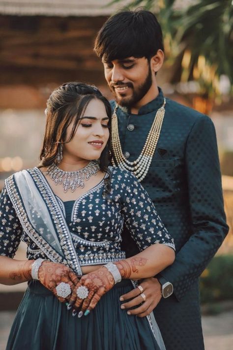 Engagement Photography Poses Indian, Sagai Pose, Copal Photography, Grooms Photoshoot, Duet Photo, Traditional Couple Poses, Door Poses, Reception Pose, Engagement Reels