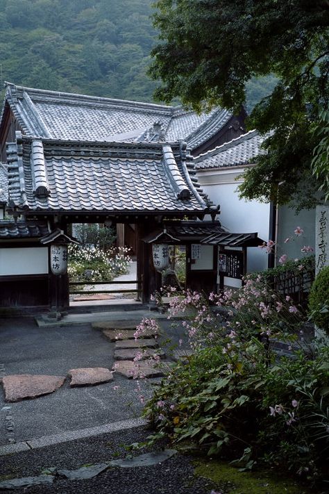 Beautiful Japanese Gardens, Kimono Gallery, Japanese Garden Landscape, Japanese Style House, Trees And Flowers, Japan Architecture, Asian Architecture, Cottage Life, Japan Culture