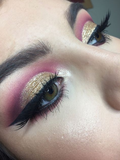 Pink And Gold Glitter Eyeshadow, Pink Cut Crease Eyeshadow, Gold Glitter Cut Crease, Eyeshadow Cut Crease, Shadi Decor, Best Eye Pencil, Pink Cut Crease, Gold Cut Crease, Dulhan Makeup