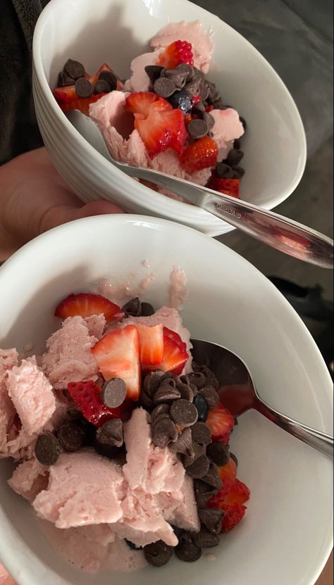 Aesthetic sweets, homemade strawberry ice cream Bowl Of Ice Cream Aesthetic, Vanilla Ice Cream With Strawberries, Ice Cream At Home Aesthetic, Homemade Ice Cream Aesthetic, Strawberry Cream Aesthetic, Homemade Ice Cream Sundae Ideas, Ice Cream Bowl Aesthetic, Ice Cream Bowl Ideas, Tub Of Ice Cream Aesthetic