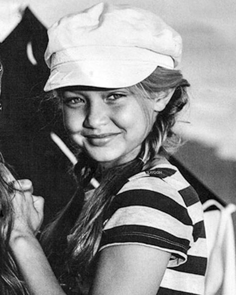 Gigi Hadid for Guess Kids 2007. Photographed by Kymberly Marciano📸 | Instagram Gigi Hadid Aesthetic Pictures, Teenage Gigi Hadid, Baby Gigi Hadid, Young Gigi Hadid, Gigi Hadid As A Kid, Gigi Hadid Teenage Pics, Gigi Hadid Guess, Gigi Hadid With Baby, Mom Dr