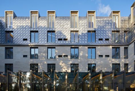 Alison-Brooks-Architects-_-Exeter-College-Oxford-University-_-Photo-South-Quad-3 Alison Brooks, Exeter College, College Image, Roof Shapes, Mansard Roof, Building Management, Roof Extension, The Cloisters, Urban Fabric