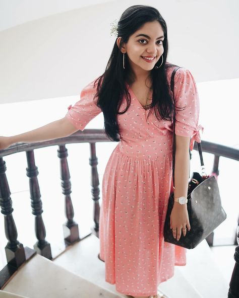 Ahaana Krishna, Krishna Dress, Short Frocks, Cotton Night Dress, Simple Frock Design, Casual Frocks, Celebrity Casual Outfits, Simple Frocks, Lehenga Designs Simple