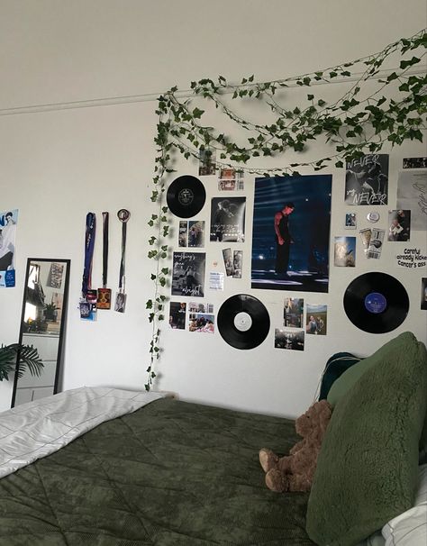 Aesthetic Room Inspo For Small Room, Album Wall Collage, Ideas Para Cuartos Pequeños, Record Room Decor, Cuartos Ideas, Room Decor Prints, Room Decor Retro, Album Wall, Record Room