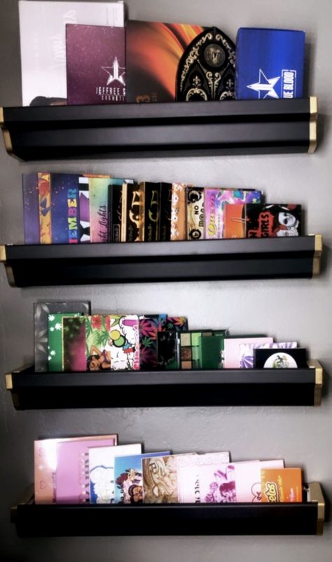 DIY Shelving units made from rain gutters to protect and display makeup eyeshadow palettes Eyeshadow Palette Display, Makeup Pallet Display, Makeup Palette Display, Organize Eyeshadow Palettes, Eyeshadow Palette Storage Ideas, Eyeshadow Palette Organization, Pallet Organization Ideas, Bedroom List, Makeup Palette Storage