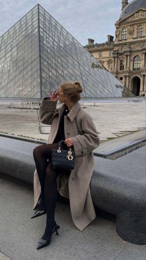 Paris aesthetic the Louvre photography French girl hairstyle messy French girl trench coat Winter Girls Trip, Paris Picture Ideas, Duo Friends, Paris Trip Outfits, Red Vibe, Paris Instagram Pictures, Aesthetic Chanel, Skiing Holiday, Paris Photo Ideas