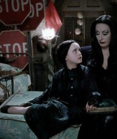 Morticia, Wednesday - Addams family Chica Punk, Addams Familie, Addams Family Values, Charles Addams, Gomez And Morticia, Addams Family Wednesday, Morticia Addams, Adams Family, The Munsters