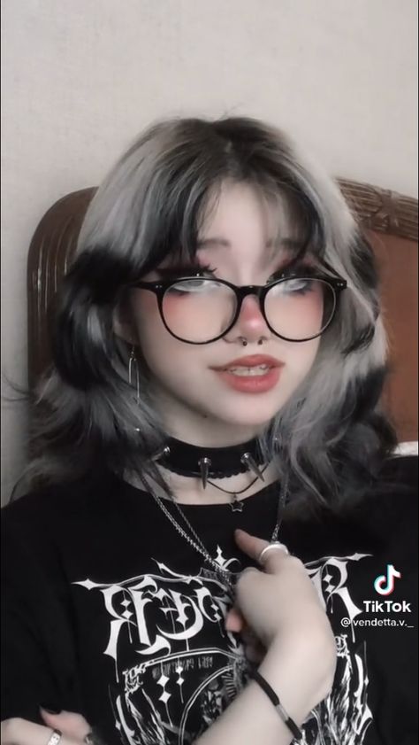 E-girl Hairstyles, Short Egirl Haircut, Short Egirl Hair, Alt Girl Hairstyles, Egirl Haircut, Alt Girl Hair, Gothic Haircuts, Color Block Hair Ideas, Short Hair Styles For 2023