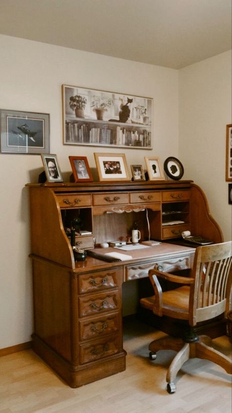 Room With Roll Top Desk, Old Rooms Vintage, Rolltop Desk Styling, 1940s Office Decor, Kitchen Design Space Saving, Old Room Vintage, Vintage Study Table, Vintage Desk Setup, Vintage Office Ideas