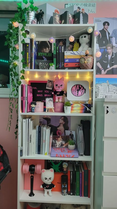 Stray kids kpop album K Pop Album Storage, Aesthetic Kpop Album Shelf, K Pop Display, Straykids Bedroom Ideas, K Pop Decor, Kpop Album Shelves, Skz Album Shelf, Kpop Display Shelf, K Pop Themed Room