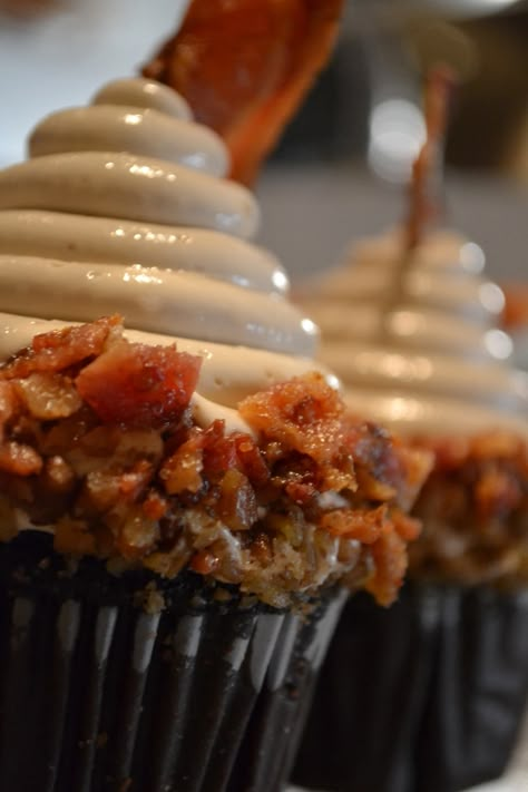 As Sir Wes says- "Bacon Makes Everything Better" Vanilla Lemonade, Maple Bacon Cupcakes, Bacon Desserts, Bacon Chocolate, Bacon Cupcakes, Novice Chef, Cupcakes Vanilla, Cookies Cupcake, Bakery Treats