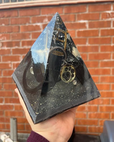 Resin Memorial Ideas With Ashes, Resin Dog Memorial, Memorial Resin Pyramid, Resin Memorial Ideas, Pet Memorial Resin, Ashes In Resin, Resin Arts, Resin Pyramid, Easy Crafts To Sell