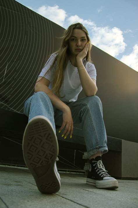 Streetwear Female Model Poses, Streetwear Women Poses, Pose Reference Streetwear, Streetwear Portrait Photography, Women Streetwear Photoshoot, Outdoor Female Photoshoot, Sneakers Poses Photo Ideas, Skater Girl Photoshoots, Street Portraits Women