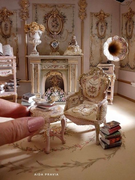 Victorian Dollhouse Interior, Doll House Diy, Miniature Living Room, Vintage Upcycle, House Crafts, Painted Miniatures, Doll House Plans, Mini Doll House, Doll House Crafts