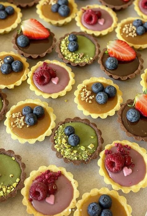 Mini Fruit Pies, Mini Tart Recipes, Mini Pastries, Tart Dessert, Mini Tart, Small Desserts, Wedding Cakes With Cupcakes, Beautiful Desserts, Cake Decorating Designs