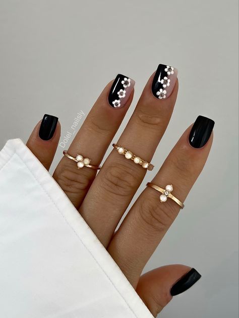 Biab Nail Design Short Nails, Nails 2023 Holiday, Acrylic Nails Ideas Wedding Guest, Square Style Nails, Nail Designs With Hearts Simple, Nail Design Ideas Square, Accent Nail Ideas Ring Finger Art Designs, Builder Gel Nails Design Short Square, Dark French Tip Nails Square