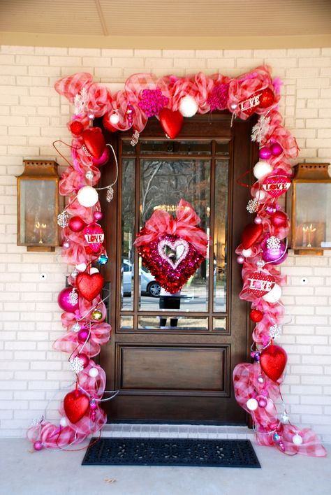 Valentine's Decorations Valentines Porch Decor, Valentines Outdoor Decorations, Valentines Pictures, Valentines Garland, Valentine's Design, Pinterest Valentines, Saint Valentin Diy, Roses Valentine, Valentine Card Box