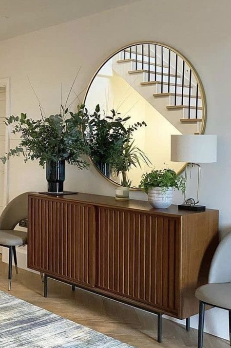 Dining Table Sideboard, Sideboard In Hallway, Sideboard Display Ideas, Sideboard Decor Dining Room Modern, Buffet Mirror Dining Room, Classy Vintage Living Room, Credenza Styling Dining Rooms, Credenza Decor Entryway, Dining Room Decor Modern Classy Simple