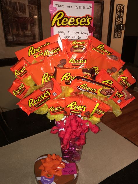 Valentine's Day Candy Bouquet. "There are a Million "Reeces" why I LOVE being in your class!" Bouquet Valentines Day, Bouquet Valentines, Candy Bouquet, Chocolate Bouquet, O Love, How To Make Chocolate, Valentine's Day, Valentines Day, Valentines