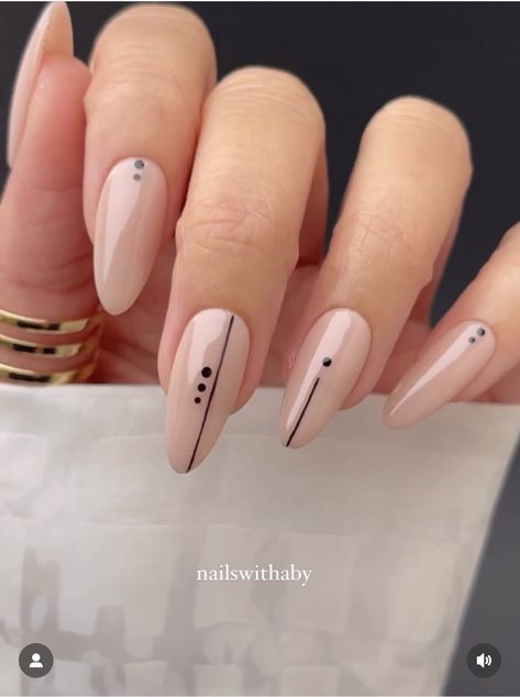 Gel Nails With Lines, Boho Manicure Ideas, Neutral Nails With Black Design, Neutral Almond Nails With Design, Nude With Black Nails, Nude Black Nail Designs, Nail With Line Design, Line Art On Nails, Line Design Nail Art