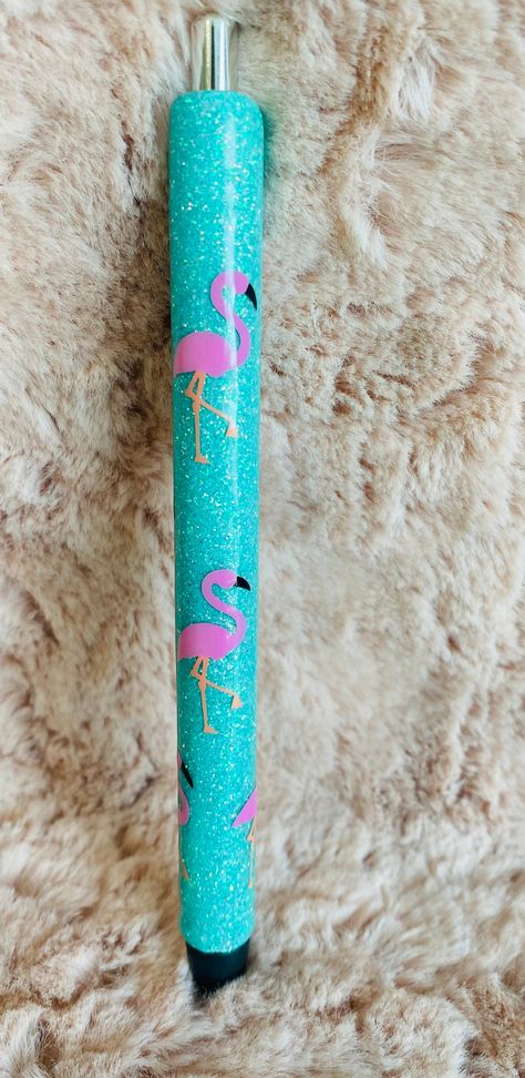 Refillable Flamingo Pen Diy Pens Ideas, Glitter Stationary, Epoxy Pens Ideas, Epoxy Resin Pens, Custom Ink Pens, Pens Epoxy, Rhinestone Pens, Cricket Designs, Papermate Inkjoy Gel Pens