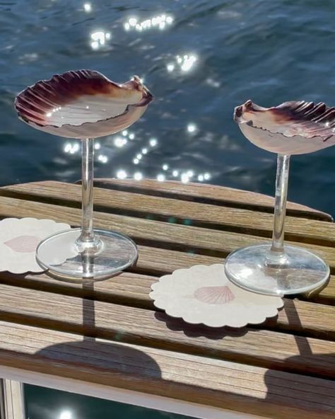 Sea Shell Champagne Glasses, Shell Furniture Design, Sea Furniture, Shell Cottage, Cute Wine Glasses, Ocean Room Decor, Shell Glasses, Aqua Wedding, Cute Furniture