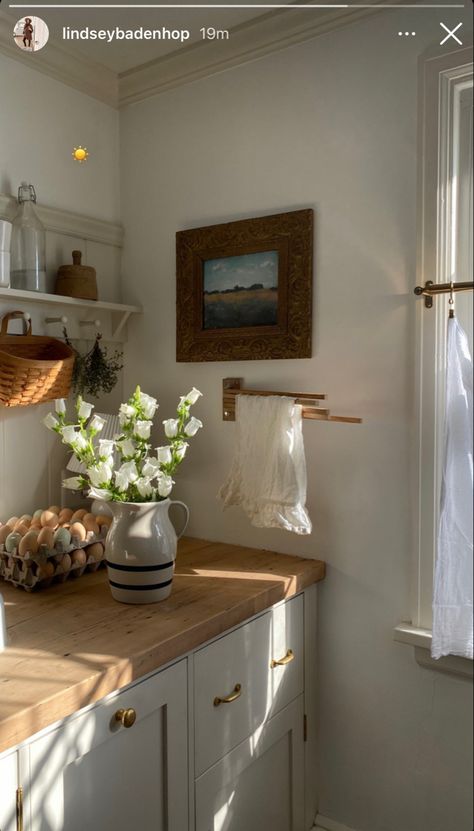 Kitchen Side Door, Neutral Wood Kitchen, Traditional Eclectic Kitchen, Cottage Inspired Kitchen, Nancy Meyers Kitchen Aesthetic, Empty Wall Ideas Kitchen, Anthropologie Home Kitchen, Cozy Modern Kitchen, Nancy Meyers Kitchen