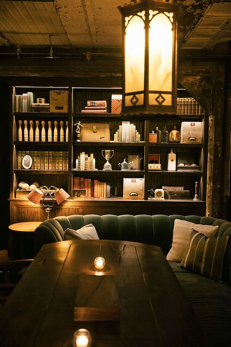 Home Library Bar, Zigarren Lounges, Speakeasy Decor, Bar Stage, Library Bar, Bar Deco, Restaurant Vintage, Whiskey Room, Speakeasy Bar