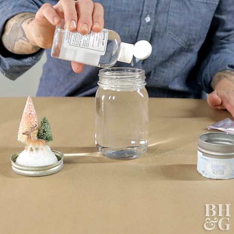 Making Snow Globes, Jar Snow Globes, Make A Snow Globe, Snow Globe Mason Jar, Deck Diy, Holiday Mason Jar, Mason Jar Christmas Crafts, Custom Mason Jars, Snow Globe Crafts