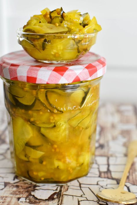 Piccalilli Recipes, Cucumber Pickles, Zucchini Pickles, Chocolate Zucchini Muffins, Pickles Recipe, Fermented Pickles, Canning Food Preservation, Fermentation Recipes, Pickled Veggies