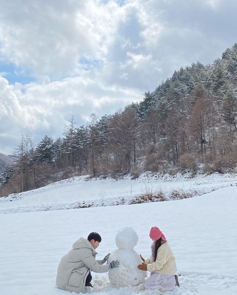 Snow Photoshoot, Pre Wedding Shoot Ideas, Snow Pictures, Cute Romance, Park Min Young, Profile Pictures Instagram, Themes Photo, Winter Love, Aesthetic Japan