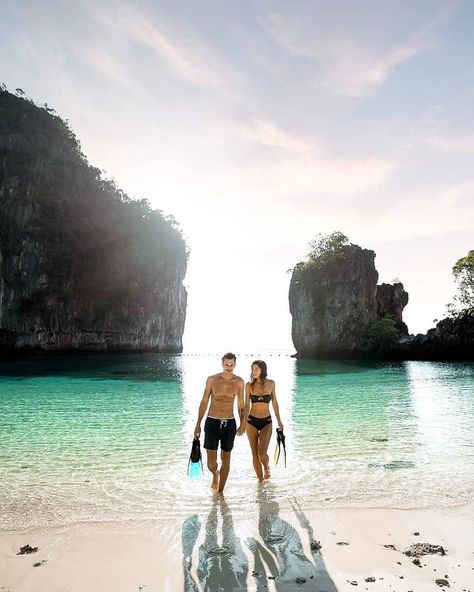 Thailand Ootd Travel Outfits Couple, Thailand Couple, Couple Thailand, Thailand Photo Ideas Couple, Traveling Couple, Photos In Thailand, Couples Traveling, Phuket Thailand Photo Ideas, Thailand Islands Photography