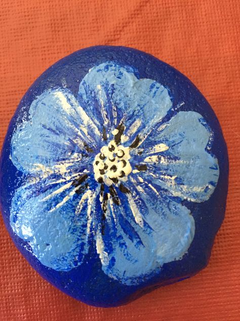 Rock Painting Flowers, Garden Rock Art, Rock Flowers, Rock Painting Ideas, Stone Art Painting, Flowers Painted, Rock And Pebbles, Painted Rocks Craft, Painted Rocks Diy