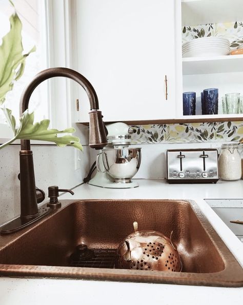 Kitchen Sink Decor Ideas, Cooper Kitchen, Kitchen Sink Decor, Kitchen Environment, Copper Kitchen Sink, Drop In Kitchen Sink, Sink Kitchen, Pretty Kitchen, Cabin Kitchens