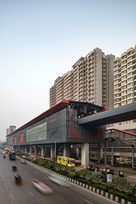 Mumbai Metropolitan Region Development Authority is also set to open the first few metro lines. These stations are designed by architecture practice Studio Archohm. Mumbai metro stations have been designed with a variety of crucial details in mind, from vertical louvers that give a monolithic appearance to the actual frames that provide much-needed rain and sun protection. Metro Station Architecture, Metro Station Design, Rail Station, Metro Design, Train Station Design, Mumbai Metro, Metro Rail, Train Station Architecture, Plaza Design