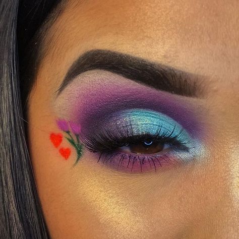 Tulip   Late but this look is dedicated to my amazing mum tulips are her fave flower. Love you happy Mothers Day  - For more looks follow ( @glambysam.x )  - Products: @ @morphebrushes X @jamescharles @morphebrushes X @jaclynhill @imagiccosmetics paint pallete @juviasplace The Zulu pallete @pinkfisheslashco PF14 @morphebrushes 39A - @colourpopcosmetics #colourpop @undiscovered_muas @blazin_beauties #pictorial #pictorials #makeuplook #makeuprevolution #lovemakeup #pinkeyemakeup #pinkeyeshadow #gl Tulip Makeup, Paint Pallete, Artistic Eyeshadow, Eyeliner Inspiration, Eyeshadow Designs, Pink Eye Makeup, Pink Eyeshadow, Zulu, Love Makeup