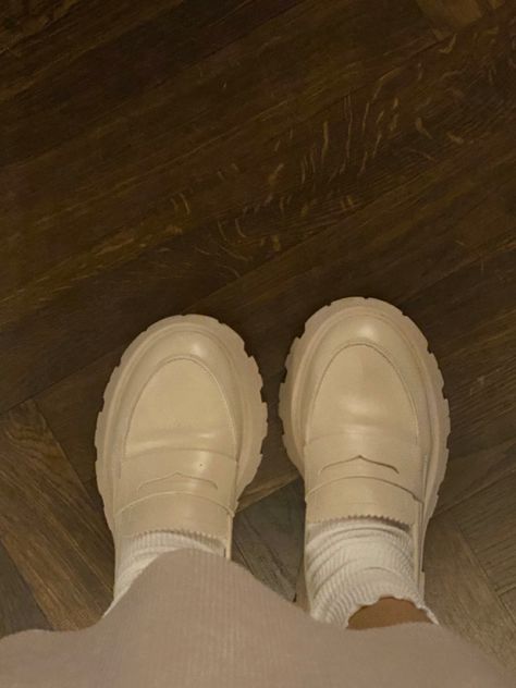 Beige Loafers Outfit, Loafers Shoes Outfit, Cream Loafers, School Appropriate Outfits, Loafers Beige, Beige Loafers, Cream Outfit, Outfit Modest, Loafers Outfit