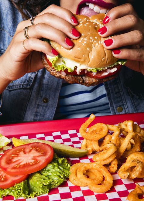 Impossible Burgers Are Now Available at Grocery Stores Hamburger Photography, Vegan Cheeseburger, Grill Garden, Meatless Burgers, Impossible Burger, Plant Based Burgers, Doner Kebab, Food Chains, Food Photoshoot