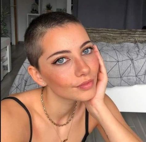 Buzzed Hair Women, Buzzcut Girl, Buzz Cut Women, Girls With Shaved Heads, Buzz Cut Hairstyles, Shaved Head Women, Buzzed Hair, Nape Undercut, Haircut Women