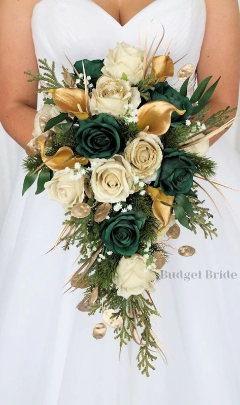 EMARLD GREEN WEDDING ARCH - - Image Search Results Wedding Decor Colors, Green Wedding Arch, Bridal Bouquet Green, Tiana Wedding, Gold Wedding Bouquets, Beige Roses, Gold Bouquet, Green Wedding Bouquet, Green Themed Wedding