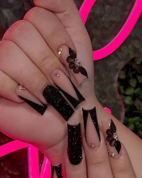 Acrylic Nail Designs Black Sparkle, Black Nails Ideas Birthday, Black Nails With Righnstones, Black Nails Fancy, Black Nails Set, Black Nails Inspo Square, Black Nail Designs With Flowers, Nail Inspo Black And Gold, Simple Acrylic Nails Black