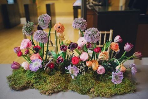 We've never seen anything like this moss and flower centerpiece. Wedding Centerpieces Unique, Diy Wedding Aisle Runner, Wedding Aisles, Moss Centerpieces, Moss Wedding, Aisle Runner Wedding, Terra Nova, Rustic Wedding Centerpieces, Floral Ideas