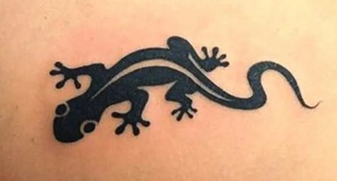 10+ Simple Lizard Tattoo Designs and Ideas - PetPress Gila Monster Tattoo, Small Gecko Tattoo, Simple Lizard Tattoo, Reptile Tattoo Ideas, Gecko Tattoo Ideas, Salamander Tattoo, Iguana Tattoo, Gecko Tattoo, Mama Tattoo